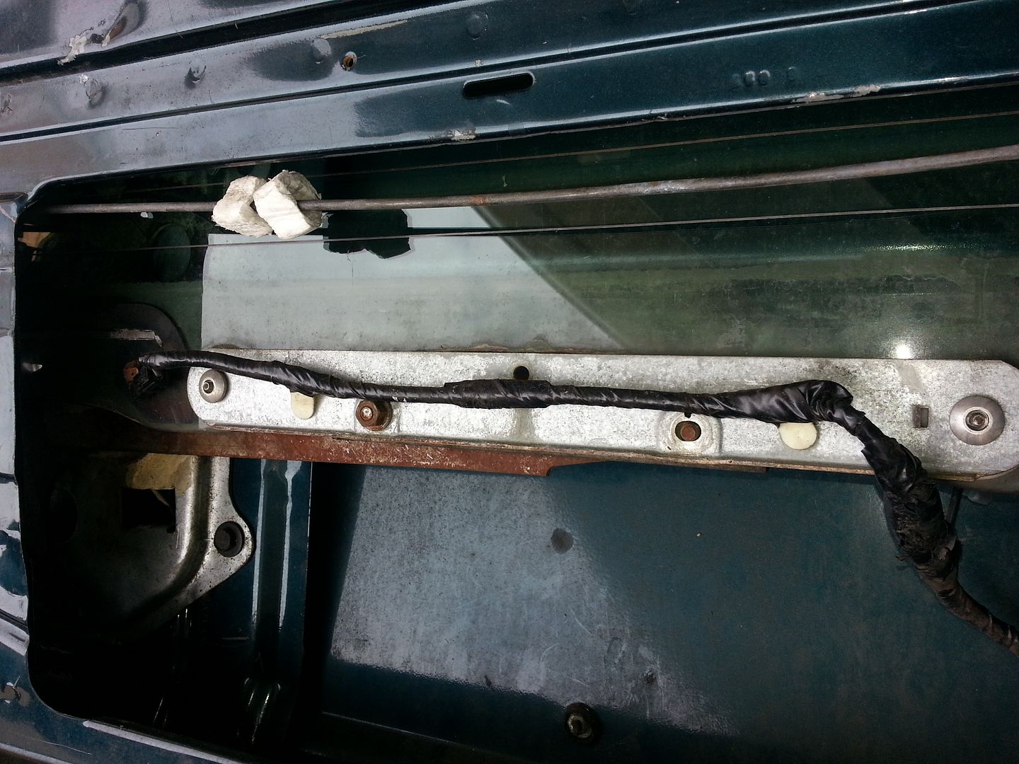 Tailgate glass force? Bronco Forum Full Size Ford Bronco Forum