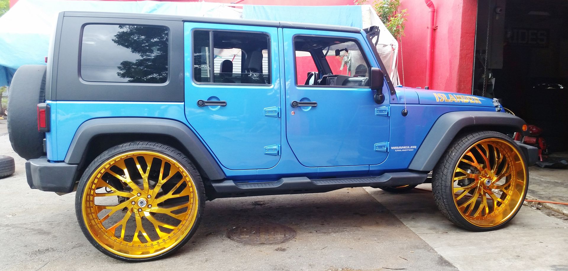 Ace-1: Blue Jeep Wrangler Unlimited on Gold 30