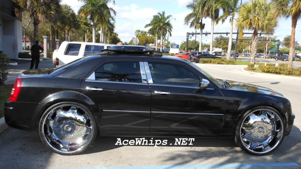 Ace-1: Black Chrysler 300 on 28